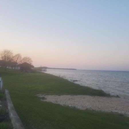 Bayview Lakefront Inn Сент-Игнас Экстерьер фото