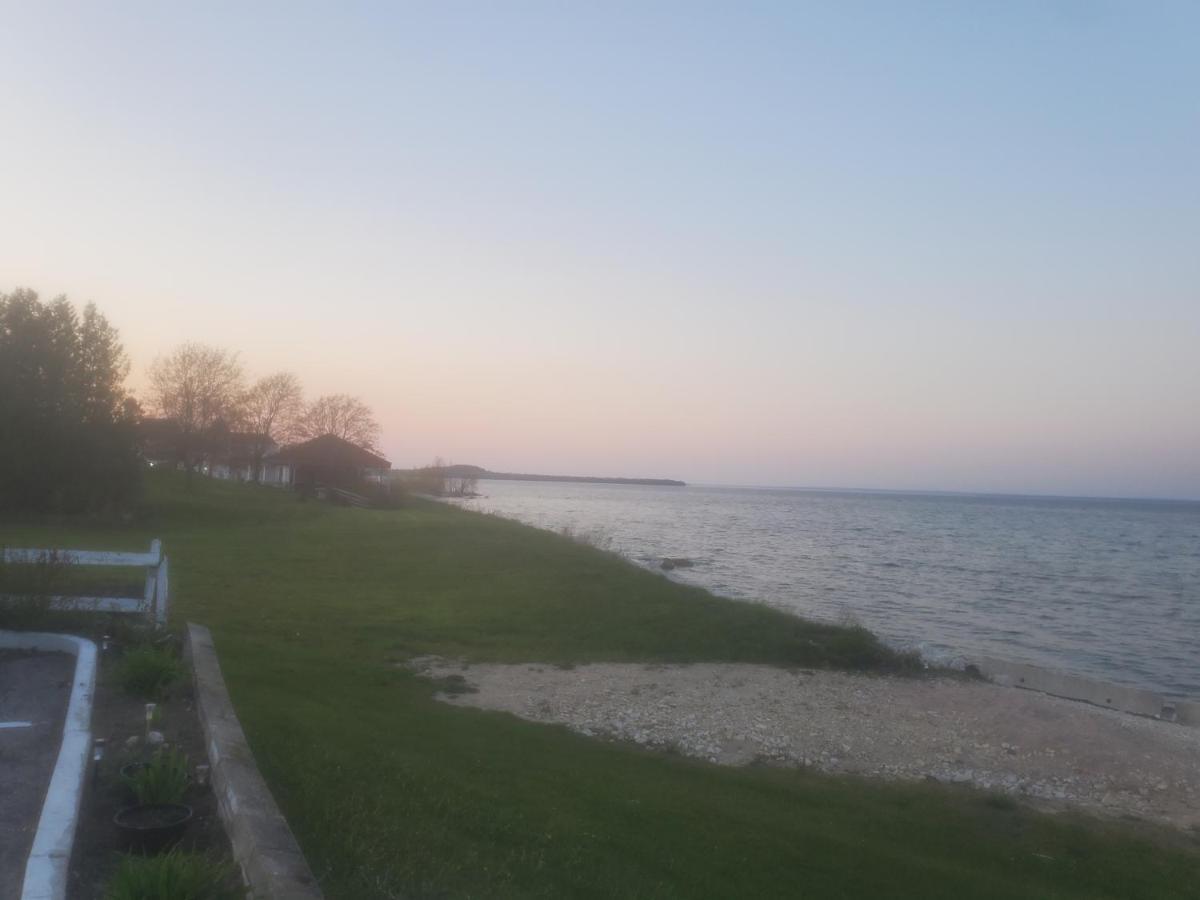 Bayview Lakefront Inn Сент-Игнас Экстерьер фото