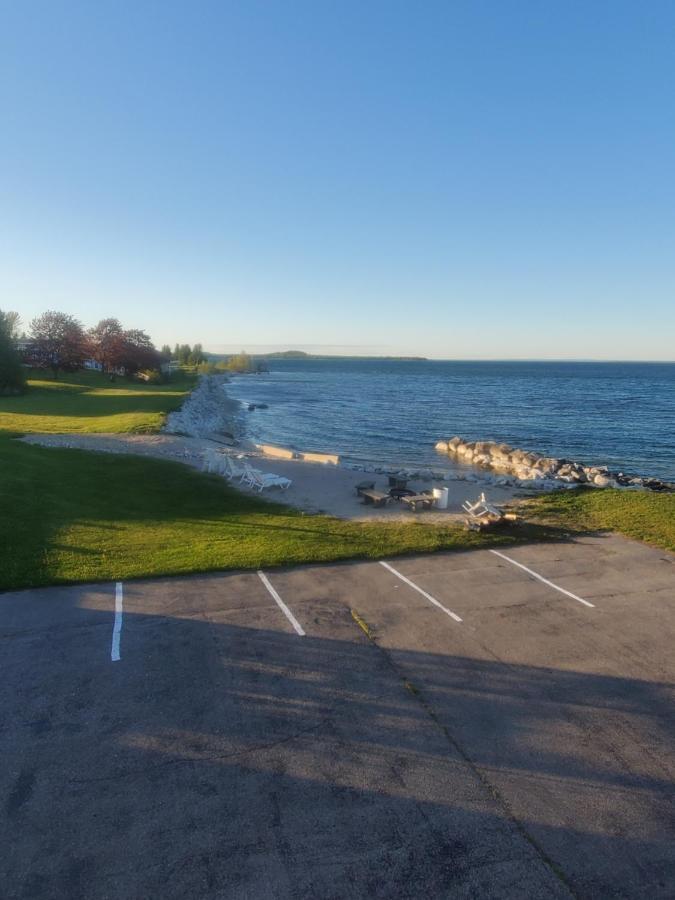 Bayview Lakefront Inn Сент-Игнас Экстерьер фото